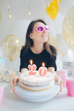 pasta ile genç kadın