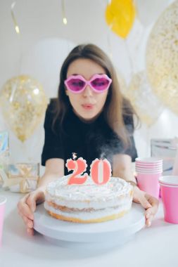 bautiful beyaz kız üfleme mumlar