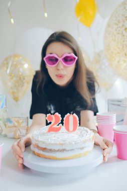 bautiful beyaz kız üfleme mumlar