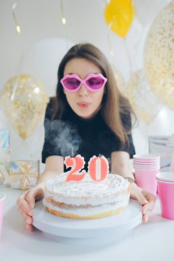 bautiful beyaz kız üfleme mumlar