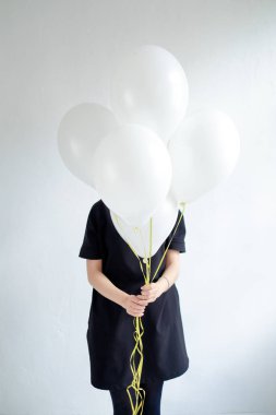 Kadın yakın çekim balonlar holding