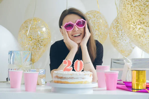 pasta ile genç kadın