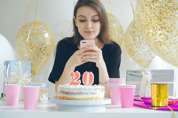 Akıllı telefon tutan genç bir kadın. 