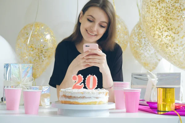 Akıllı telefon tutan genç bir kadın. 