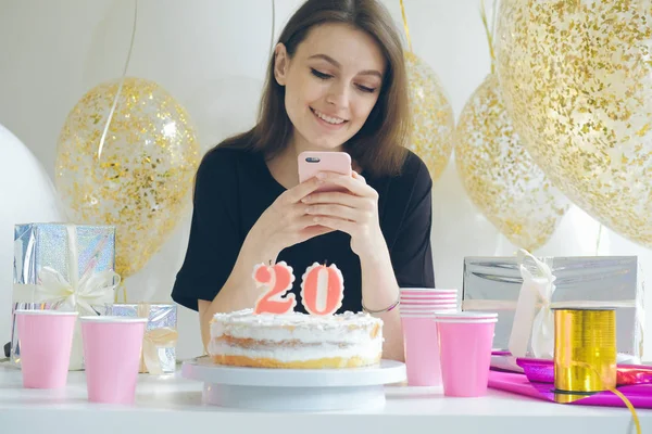 Jovem mulher segurando smartphone — Fotografia de Stock