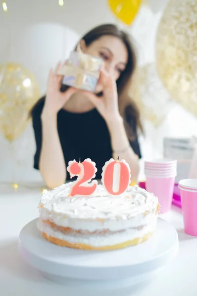 Wanita muda dengan kue — Stok Foto