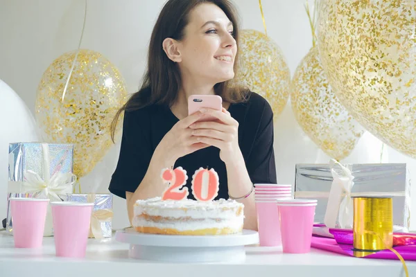 Akıllı telefon tutan genç bir kadın. 