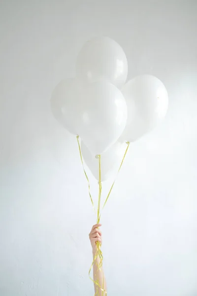 Hand holding  blank white balloons — Stock Photo, Image