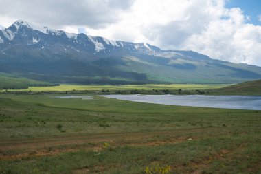 Altay gölde görkemli dağ.
