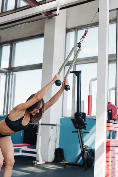 Jovem mulher fitness executar exercício com máquina Crossover — Fotografia de Stock