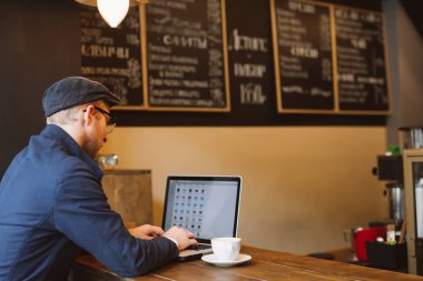 İşadamı laptopuyla çalışıyor. 