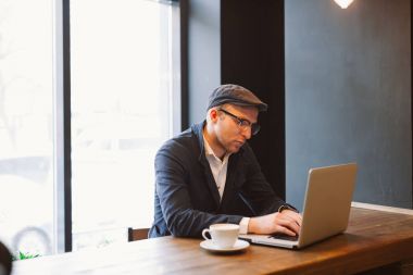  diz üstü bir kafe dükkanında çalışan iş adamı