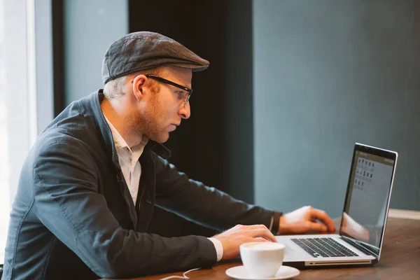 Młody biznesmen pracy na swoim laptopie — Zdjęcie stockowe