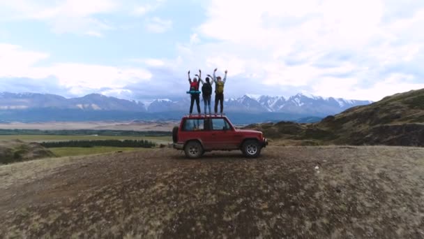 Disfrutando del viaje por carretera con los mejores amigos. Disparo aéreo en cámara lenta 1080p. 20s 4k . — Vídeo de stock