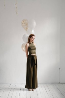 Balonlar demet tutan güzel kadın 