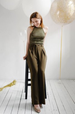 ahşap bar taburede eğilerek kadın 