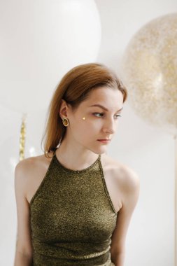 Balonlu güzel kadın 