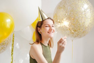 Genç kadın kutlama şapkalı 