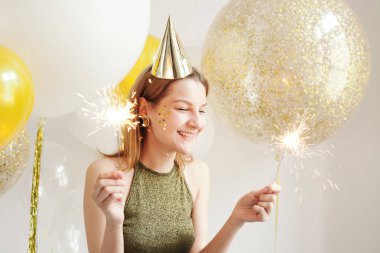 Genç kadın doğum günü şapkası