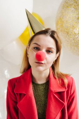 kadının yüzündeki palyaço burunlu