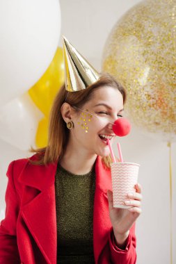 kadın holding Kupası ve içme