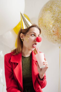 kadın holding Kupası ve içme