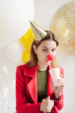 kadın holding Kupası ve içme