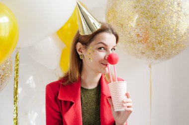 kadın holding Kupası ve içme