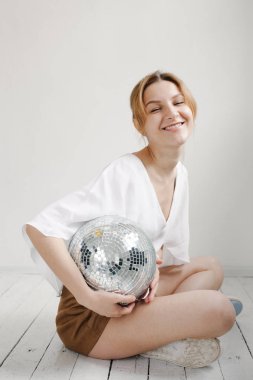 disko topu tutan genç kadın 