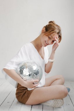 disko topu tutan genç kadın 