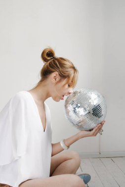 disko topu tutan genç kadın 