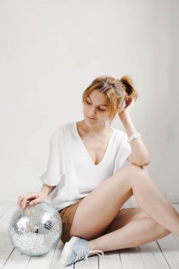 Disko topu kadınla genç yenilikçi 