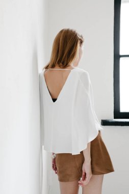 Kameraya bakarak gülen genç şık kız portresi. Uzay kopyalayın. Beyaz izole