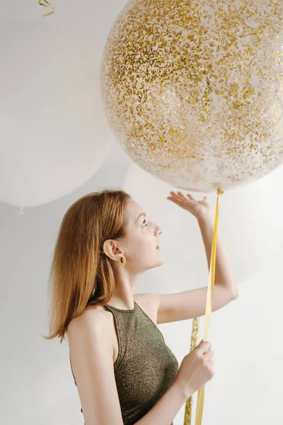 Красива жінка з повітряними кулями — стокове фото