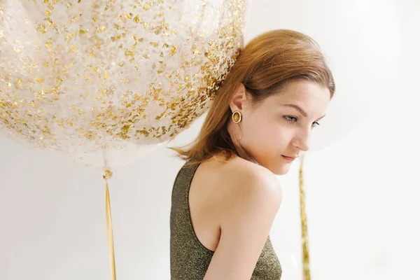 Balonlu güzel kadın 