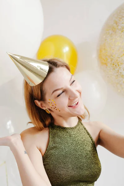 Nő a bolondozás körül ünnepi sapka — Stock Fotó