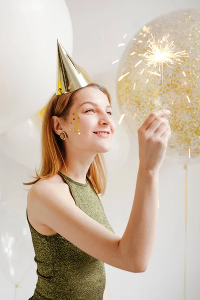 Jeune femme en bonnet de fête — Photo