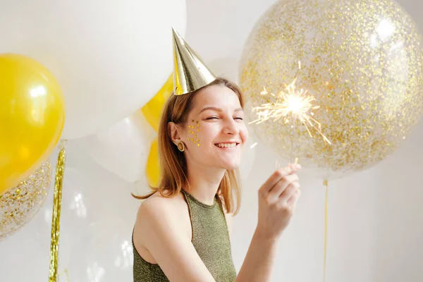 Genç kadın kutlama şapkalı 