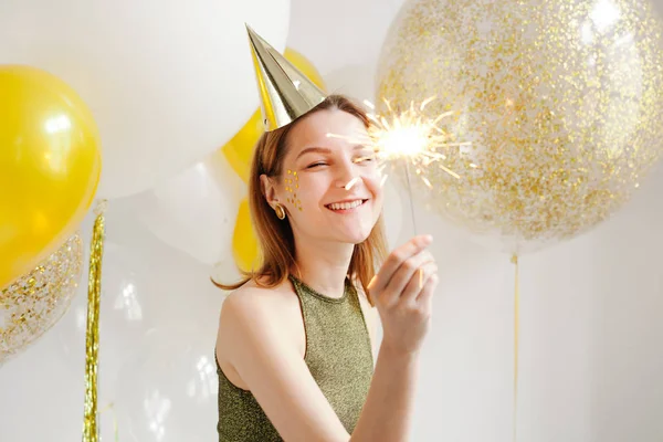 Молода жінка в святковій шапці — стокове фото