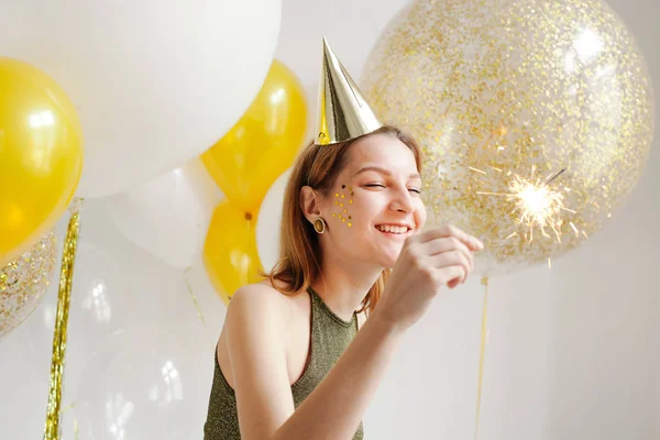 Giovane donna in berretto celebrativo — Foto Stock