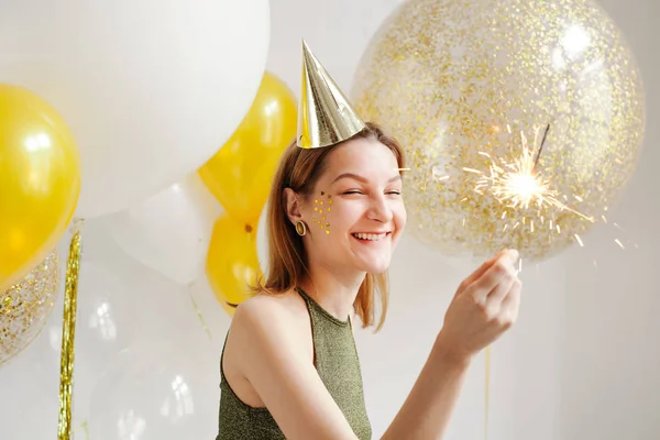 Mujer joven en gorra de celebración —  Fotos de Stock