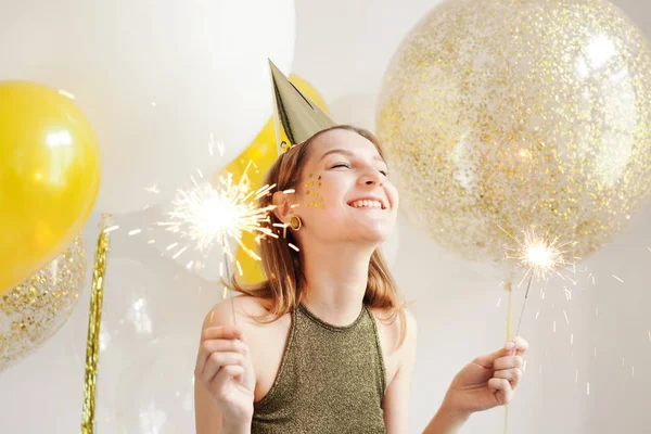 Wanita muda dalam topi ulang tahun — Stok Foto