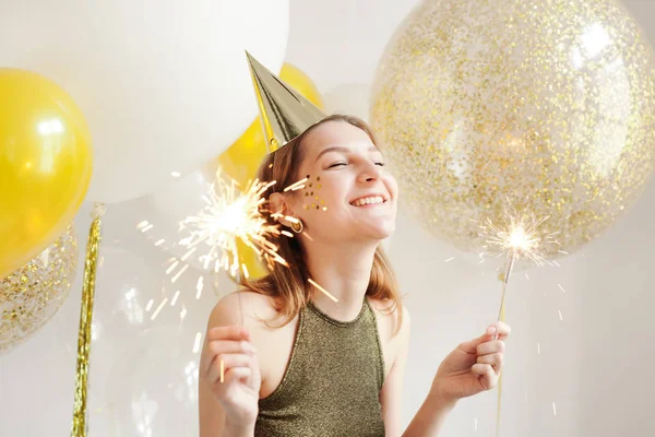 Jovem mulher em boné de aniversário — Fotografia de Stock