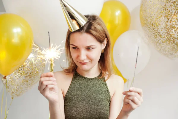 Genç kadın kutlama şapkalı 