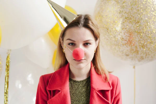 Mujer con nariz de payaso rojo en la cara — Foto de Stock