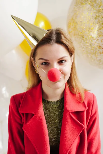 Женщина с красным клоуном нос на лице — стоковое фото