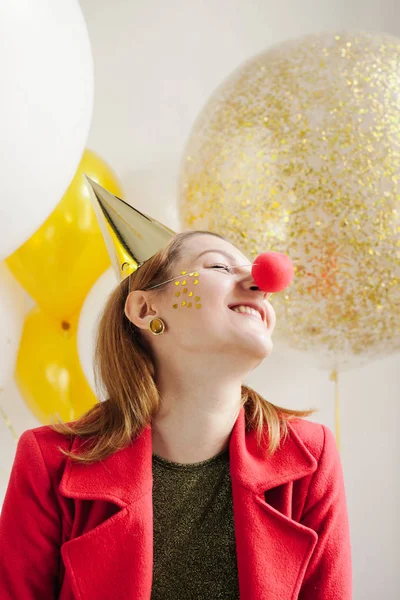 Usmívající se žena s rudým klaunem nosem — Stock fotografie