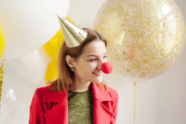 Palyaço burunlu gülümseyen kadın 