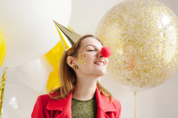 Usmívající se žena s rudým klaunem nosem — Stock fotografie
