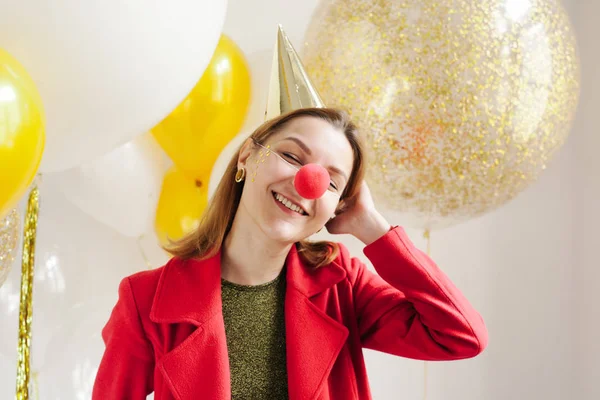 Tersenyum wanita dengan hidung badut merah — Stok Foto